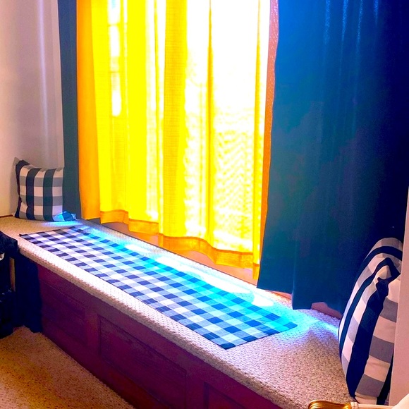 BLK/WHITE 🛍️CHECK BUNDLE OF 2 PILLOWS TABLE RUNNER— EUC; was just used as decor - Picture 3 of 9